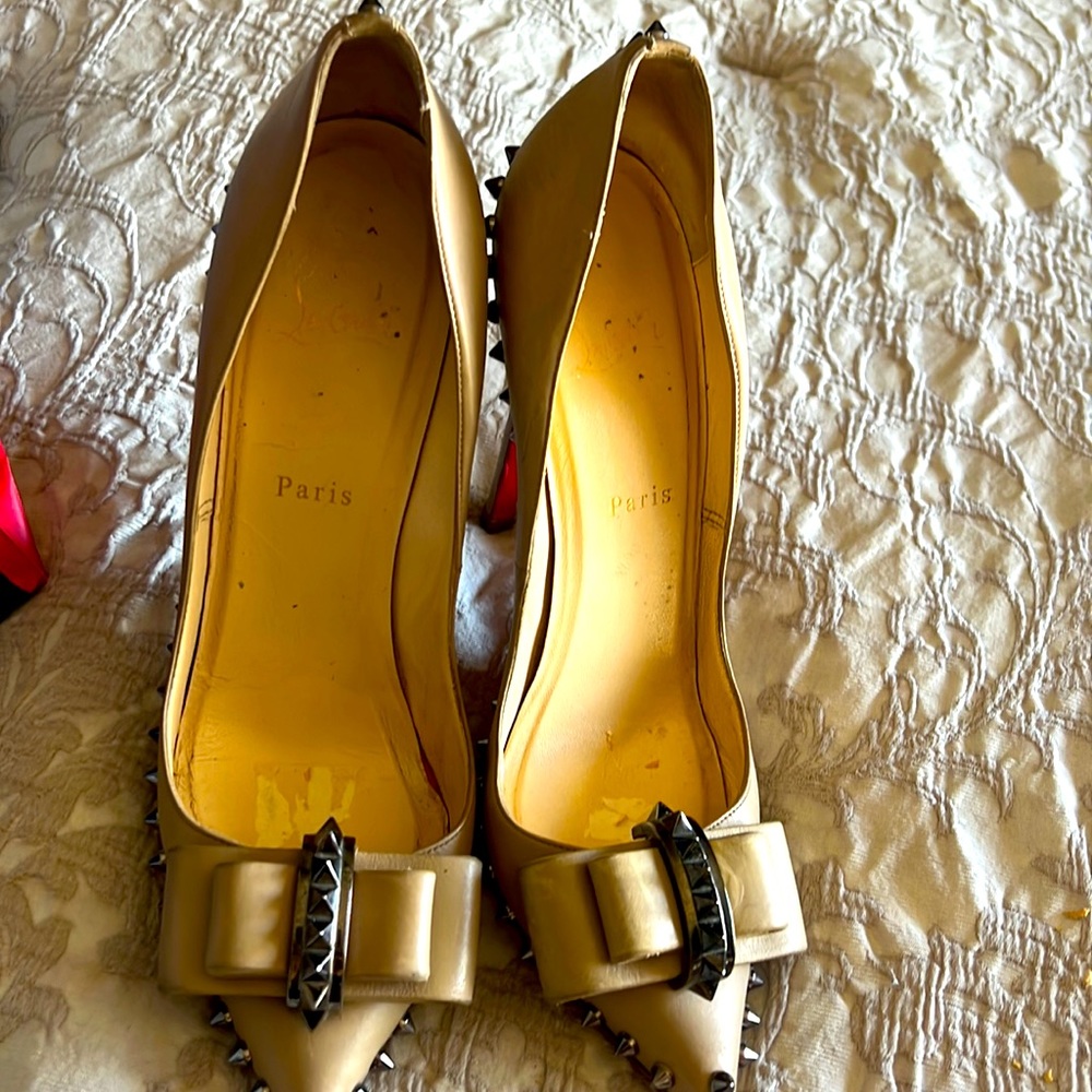 CL GORGEOUS PAIR CANT WEAR THEM ANYMORE SOME SIGNS OF WEAR no shoe box
